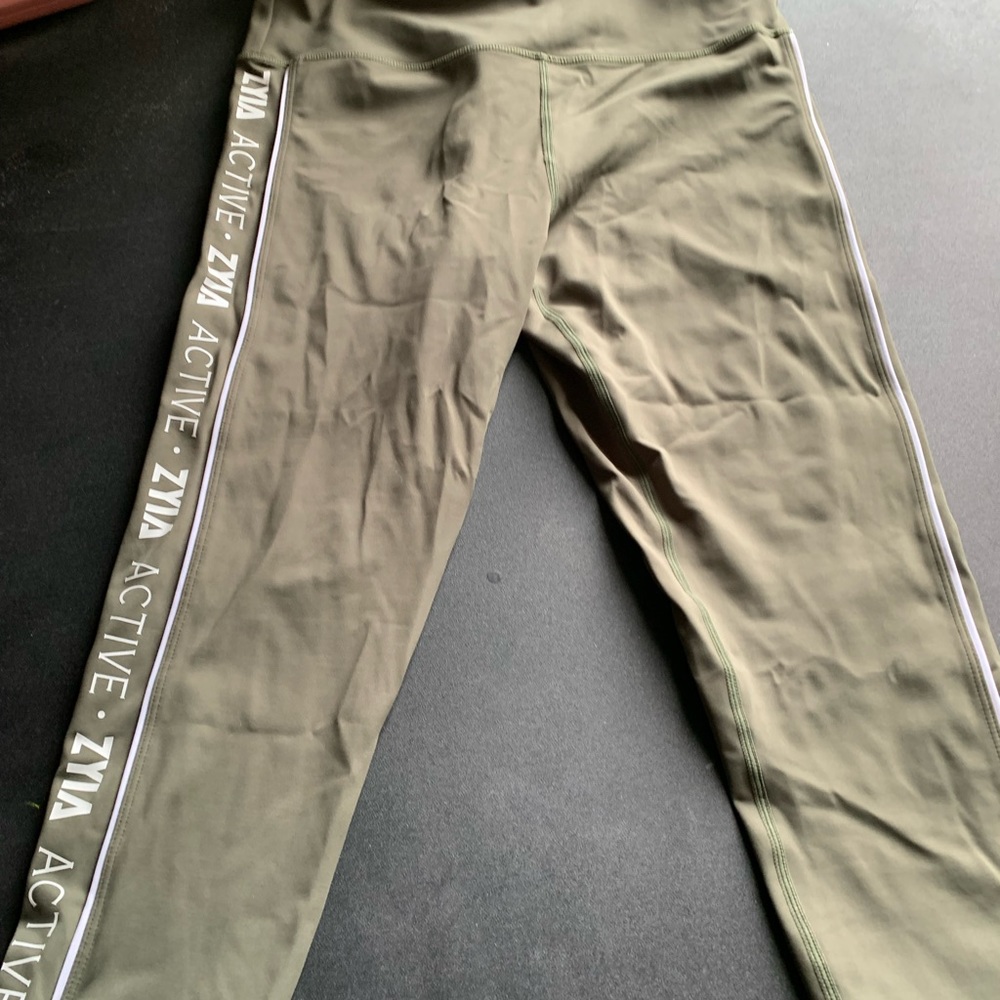 Olive Logo Stripe Light n Tight Hi-Rise Capri 20”